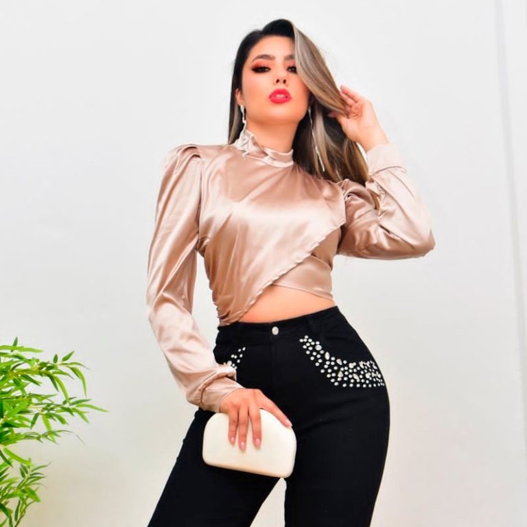 BLUSA SATINADA CUELLO ALTO