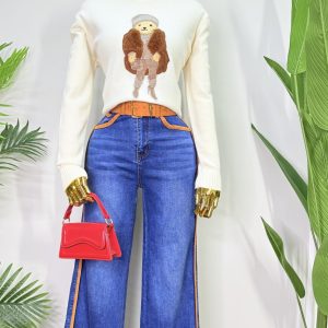 JEANS CON DETALLE LATERAL EN CONTRASTE