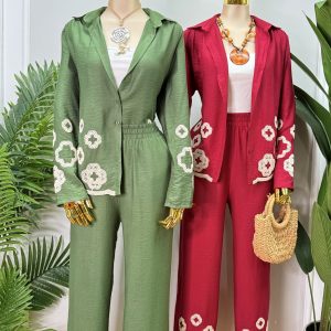 CONJUNTO CON DETALLE BORDADO