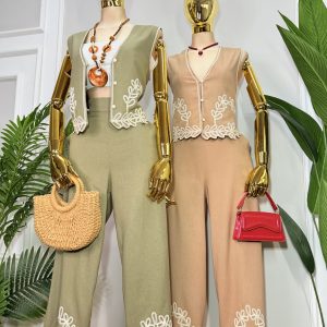 CONJUNTO CON BORDADO FLORAL CONTRASTANTE