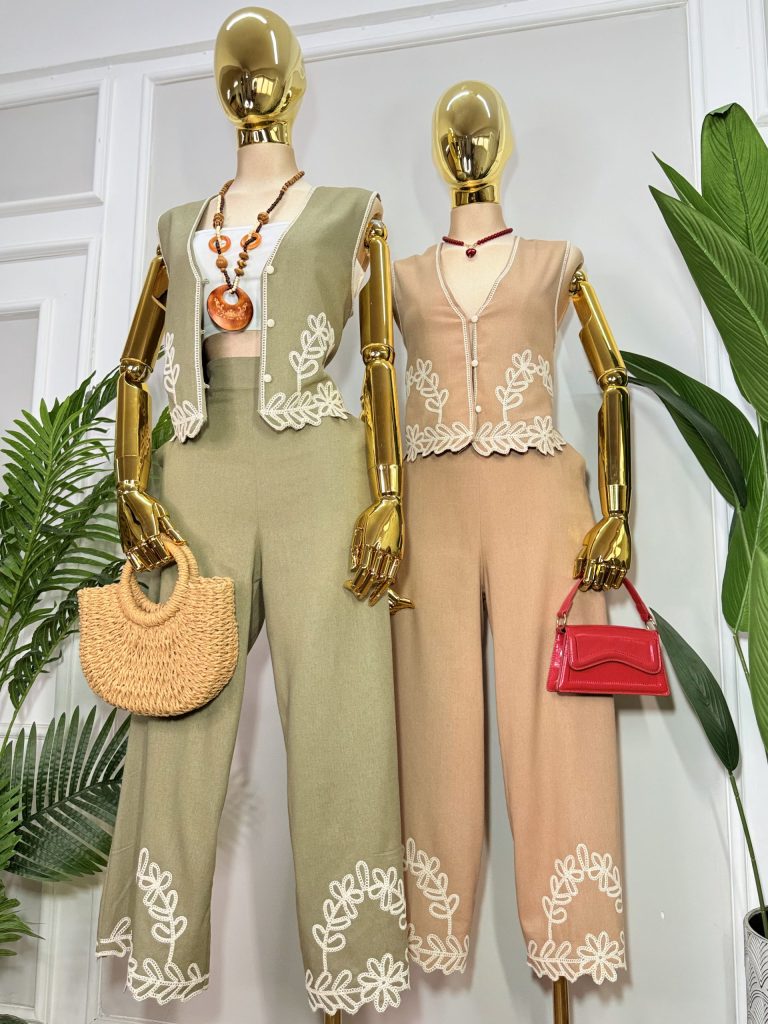 CONJUNTO CON BORDADO FLORAL CONTRASTANTE