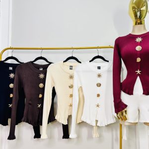 BLUSA ACANALADA BOTONES DECORATIVOS