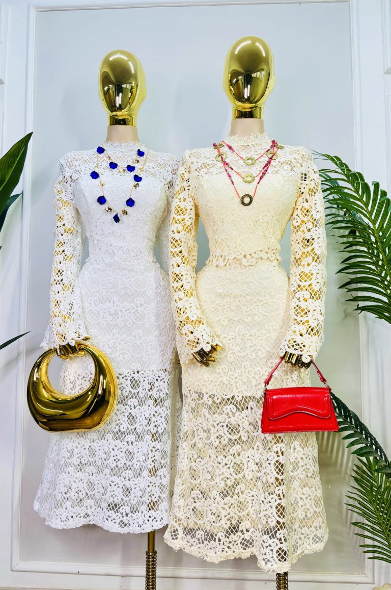 CONJUNTO ELEGANTE DE ENCAJE BORDADO