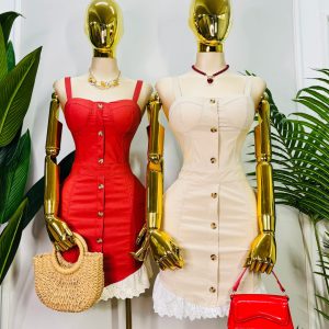 VESTIDO CASUAL CON ENCAJE Y BOTONES DECORATIVOS