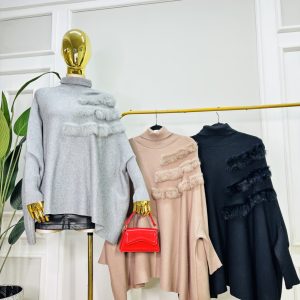PONCHO CON APLICACIONES DE PELUCHE