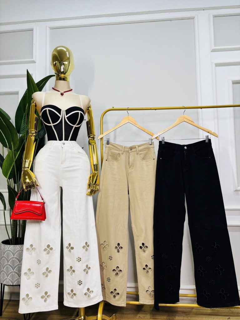 PANTALON CON FLORES CALADAS