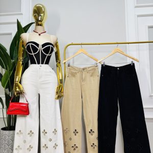 PANTALON CON FLORES CALADAS