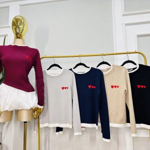 SUETER CORAZONES BORDADOS ACABADO EN CONTRASTE