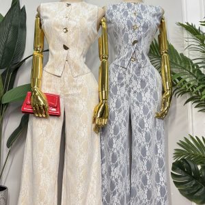 CONJUNTO CON DISEÑO TIPO ENCAJE BOTONES ASIMETRICOS