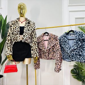 ABRIGO CORTO TIPO PELUCHE ESTAMPADO ANIMAL PRINT