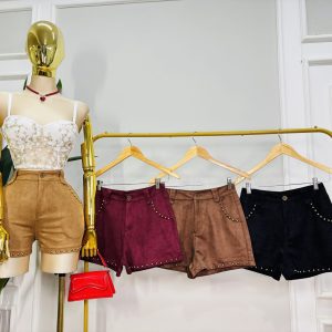 SHORT DE GAMUZA CON APLICACIONES DORADAS