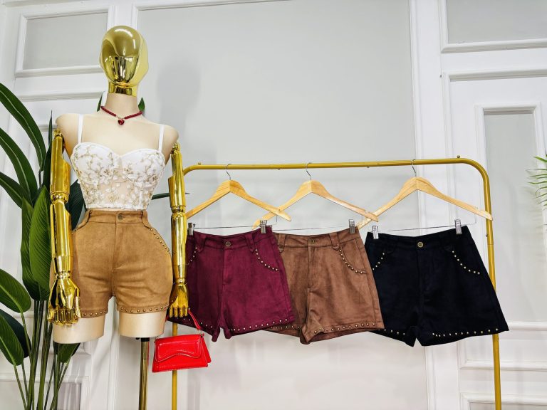 SHORT DE GAMUZA CON APLICACIONES DORADAS