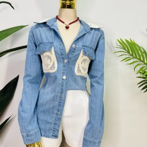 CAMISA DE MEZCLILLA CON DETALLES BORDADOS