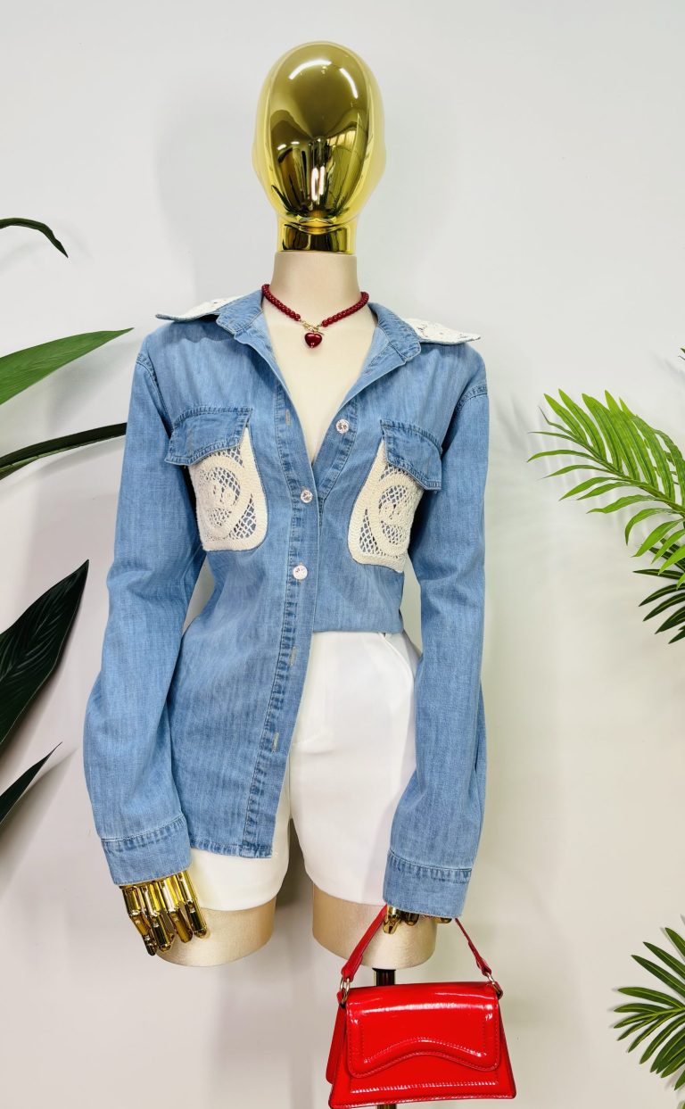 CAMISA DE MEZCLILLA CON DETALLES BORDADOS