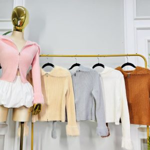 SUDADERA CON APLICACIONES DE PELUCHE