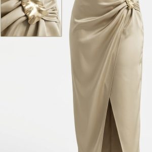 FALDA SATINADA CON BROCHE