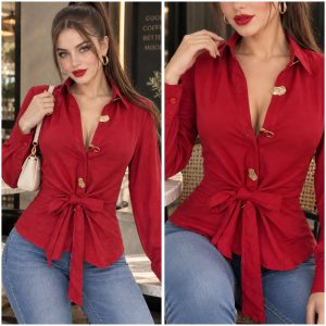 BLUSA CON BOTONES DORADOS